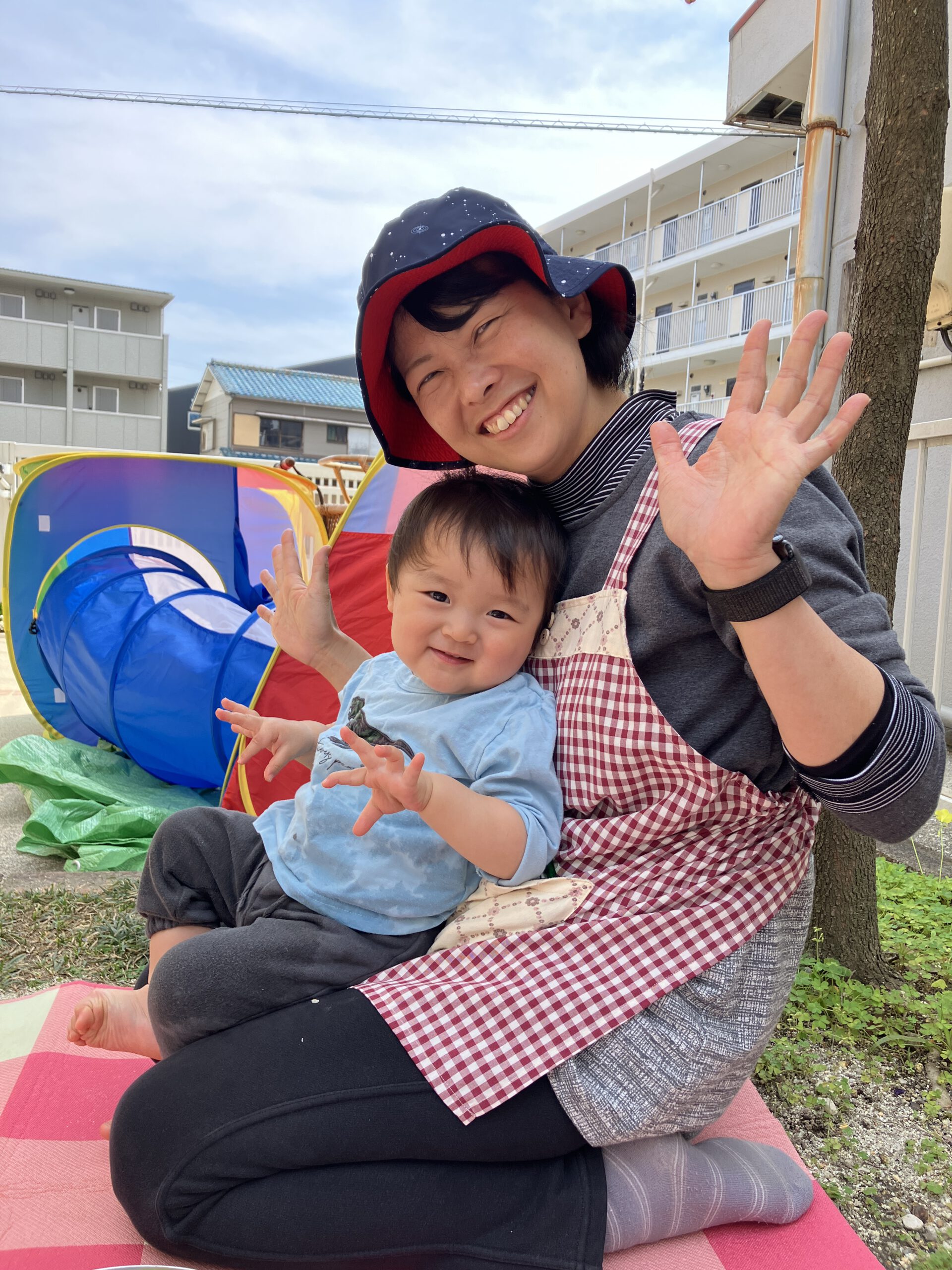 こどもと帽子を被ったきよこ先生